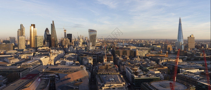 当代的建筑学首都伦敦金融区在日落时的景象提高图片