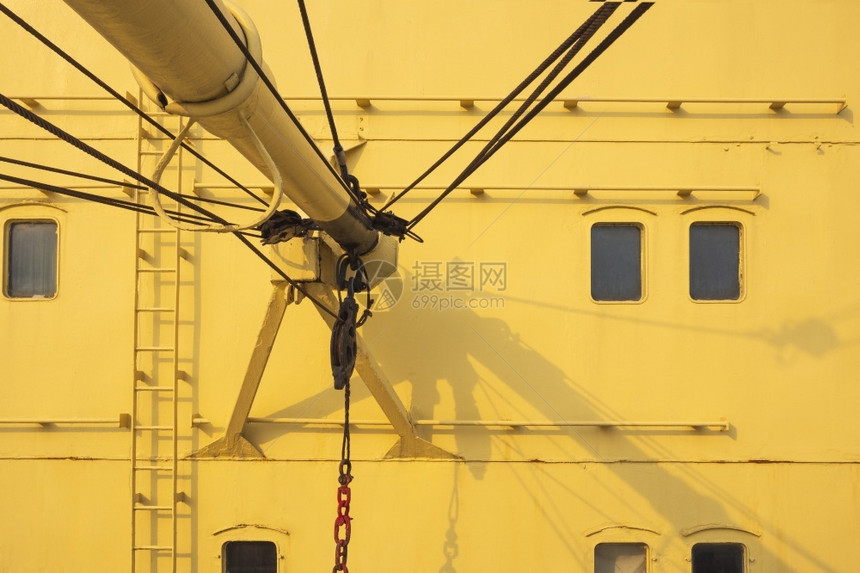 黄帆船和海上运输车辆概念中带有生锈吊起重机和绳索的旧高隆起重机一部分泰国血管工业的图片