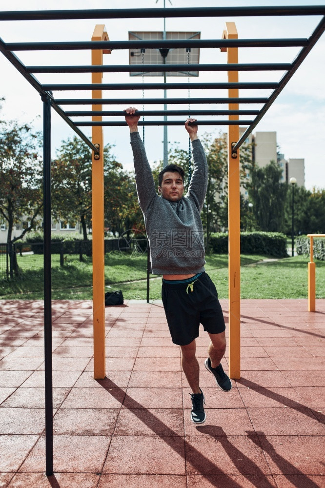 健身房年轻男子体壮运动员在猴子酒吧运动期间在现代马里西尼运动场街头公园锻炼时他穿着运动服的人现代户外图片