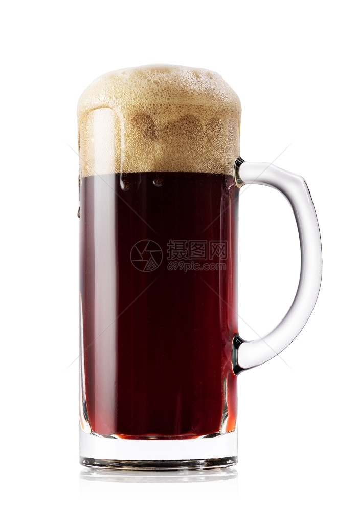 马克杯现象黑色新鲜啤酒的焦头烂额在白色背景上被孤立黑色新鲜啤酒的焦头烂额派对图片