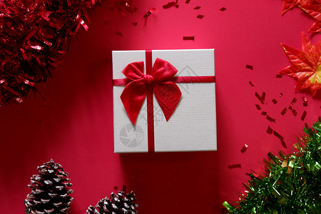 红丝带白色礼物盒图片