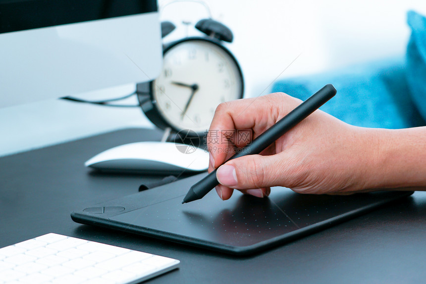 商业关注忙碌的平面设计师使用数字笔在电脑上工作关注忙碌的平面设计师使用数字笔鼠标在电脑上工作白色的女士图片
