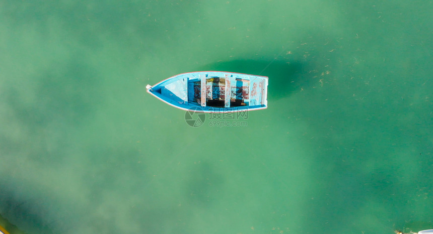 假期天空美丽的绿海水上有木船空中照像目的地图片