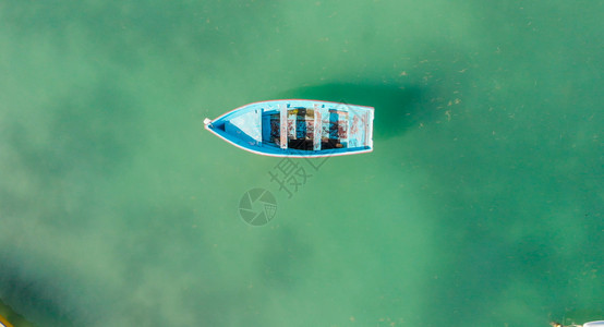 假期天空美丽的绿海水上有木船空中照像目的地图片