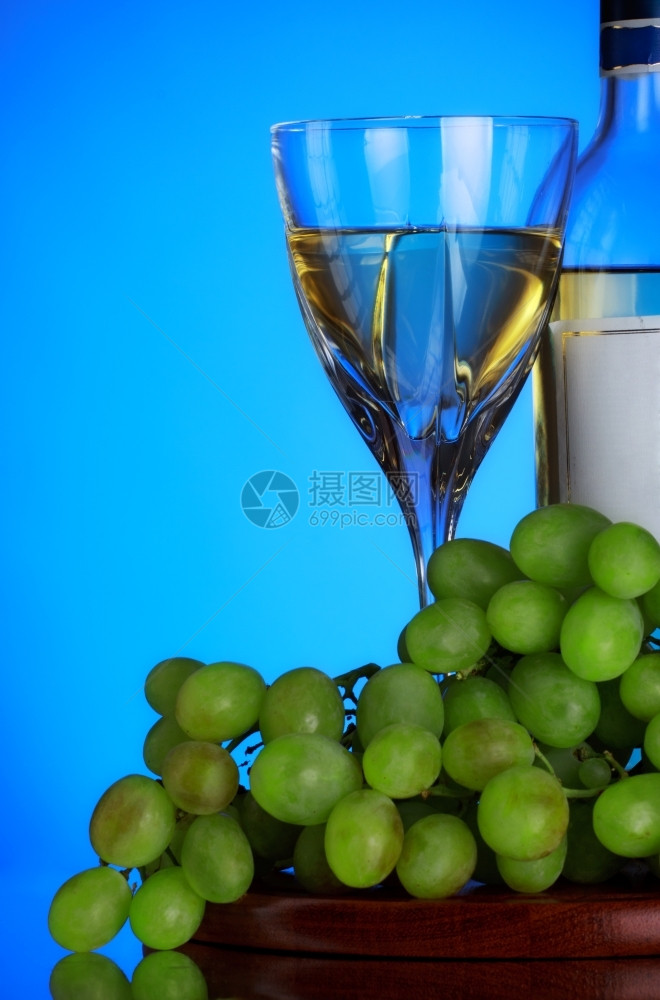 灰色的黄食物玻璃葡萄酒和蓝底图片