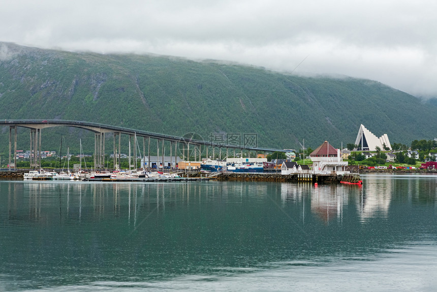 镇峡湾水平的在阴天挪威特罗姆瑟的北极大教堂和桥梁图片