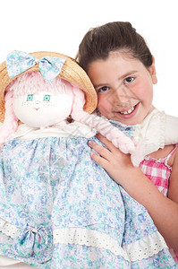 娃娃喜欢迷人的白色美丽快乐小女孩她最喜欢的洋娃孤立在白色背景上背景