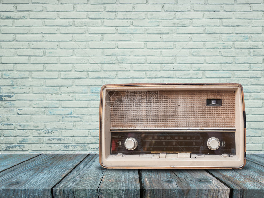 木制的纽扣有砖墙背景的木板上旧复古收音机频率图片