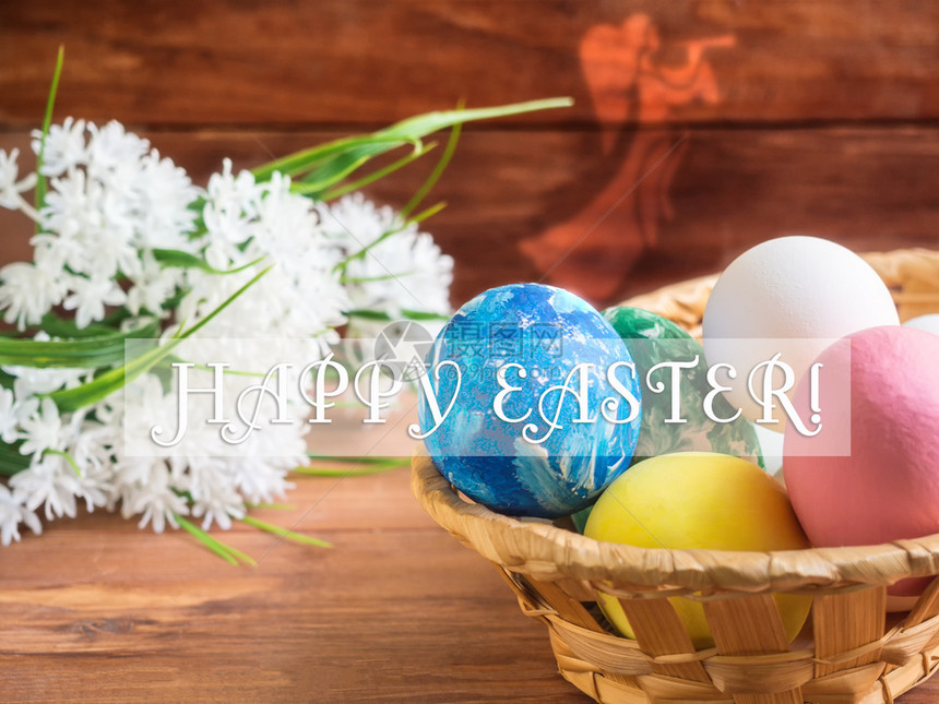 黄色的复活节鸡蛋在篮子里白花木本底色的图片