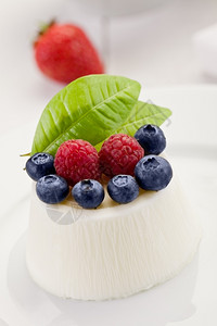 碗蓝莓照片美味的pannaCotta和白桌边的浆果自制图片