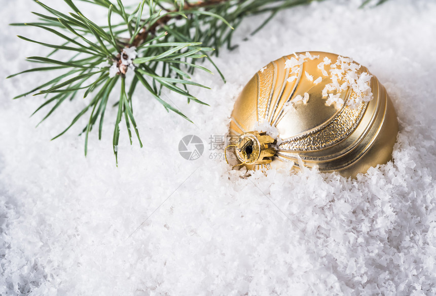 被雪覆盖的圣诞装饰球图片