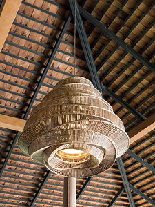 灯笼竹织电挂在泰国餐馆的金属架上注泰语木头东方的图片