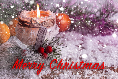 柑橘装饰风格绿色圣诞卡上面有蜡烛树枝和黄橘子背着雪彩景图片