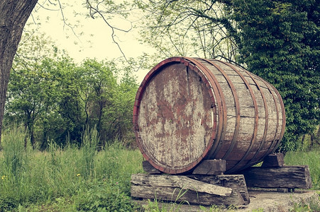 古老的葡萄桶表示美酿酒区开始兴起照片以古代风格制作葡萄酒木的复古图片