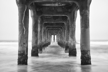 洛斯水在加利福尼亚州曼哈顿海滩黑码头和白色照片下安吉利斯图片