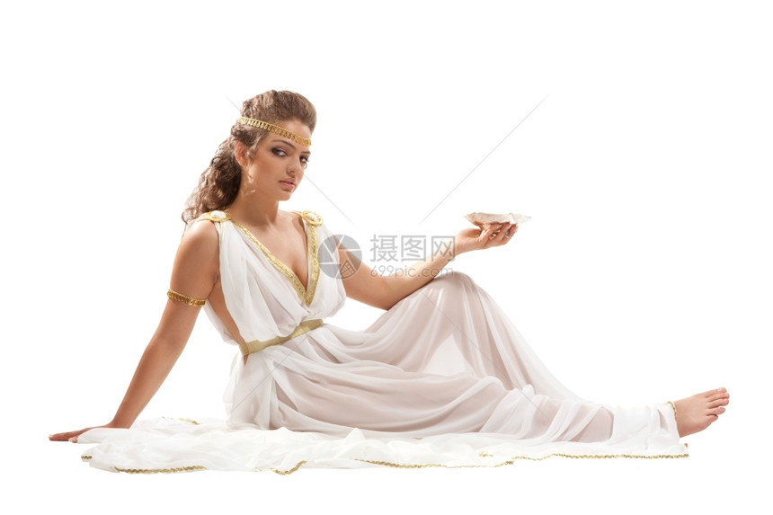 丝绸文化美丽的年轻坐在地板上白色背景与花蜜和穿戴白色金希腊服装一起举行黄金碗的盛宴肖像图片