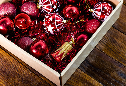 美丽的带有红色圣诞球和花冠的盒装圣诞饰品箱中的圣诞概念庆典照明图片