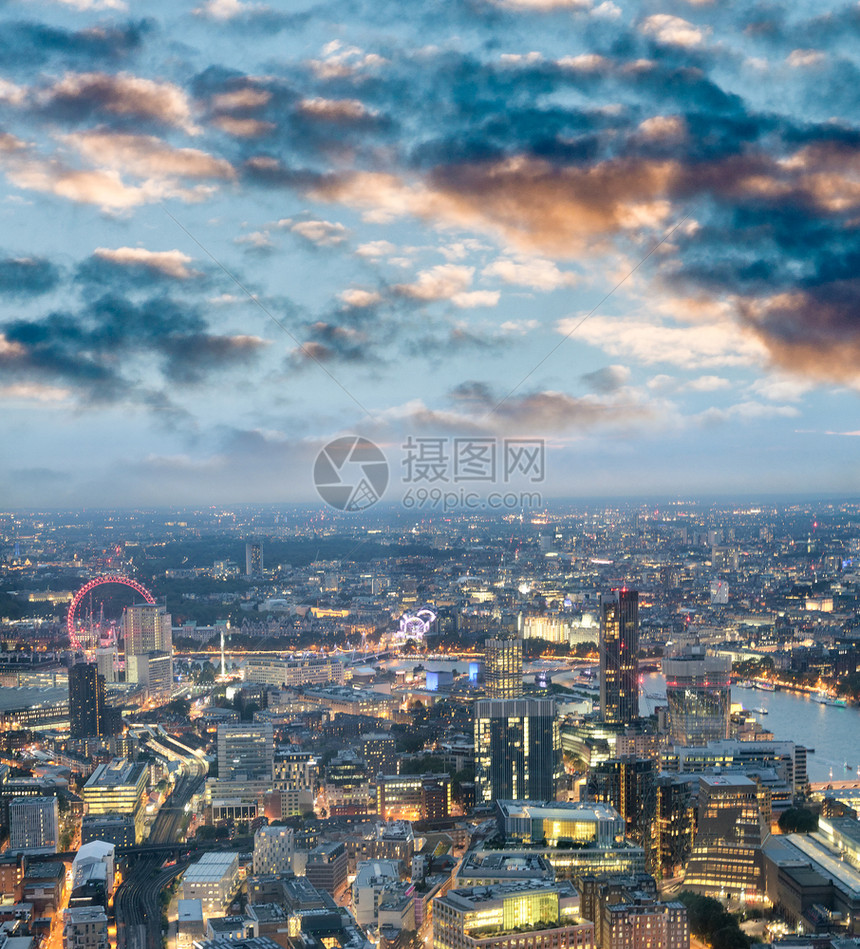 首都日落夜里沿着泰晤士河的城市天际线空中观察伦敦英国城市晚上沿着泰晤士河的天际线空中观察伦敦城市的图片