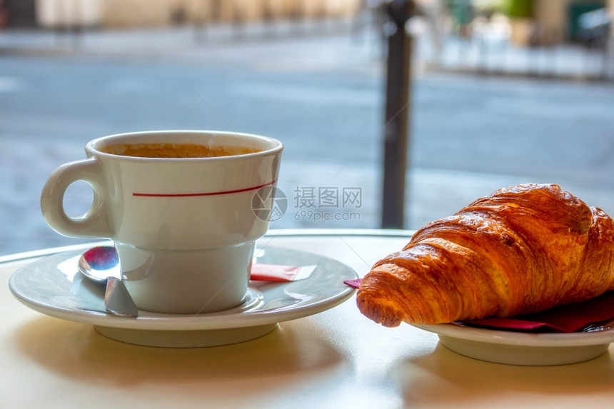 巴黎小街咖啡厅桌边的露天咖啡杯和街头厅桌边的CroissantCruissantcoofle背景一顿饭散焦咖啡店图片