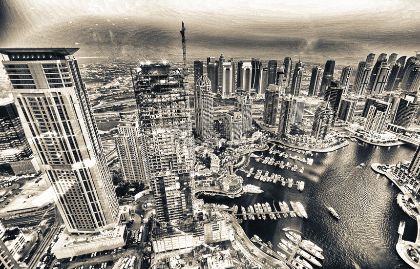 办公室亚洲摩天大楼迪拜Marina天际线和在迪拜Marina天际线日落时对停靠船只以及日落时对停靠船只的空中视图图片