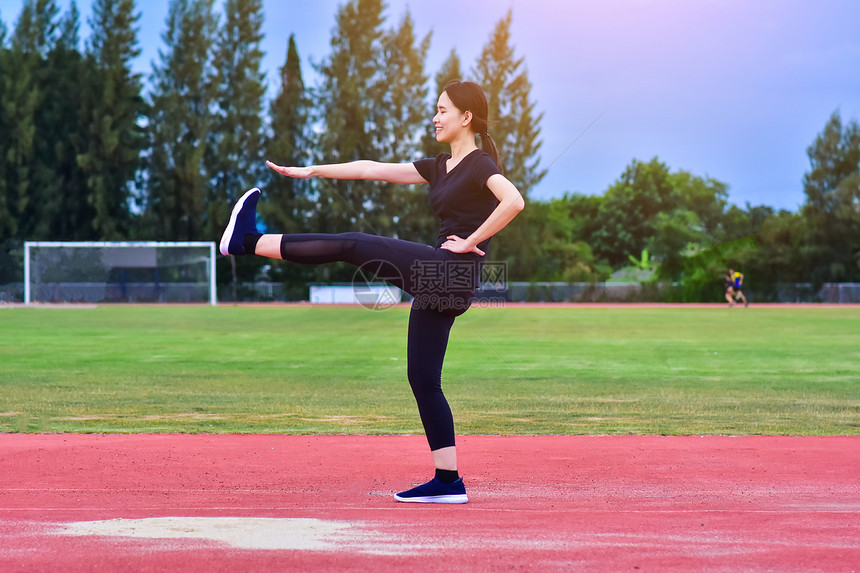 慢跑亚洲美女妇体育锻炼机构训练身体健康的人随意赛跑者图片