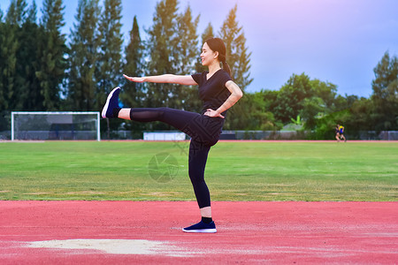 慢跑亚洲美女妇体育锻炼机构训练身体健康的人随意赛跑者图片
