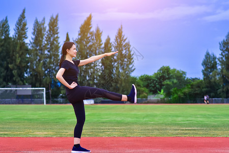 亚洲美女妇体育锻炼机构训练身体健康的人吸引娱乐年轻图片