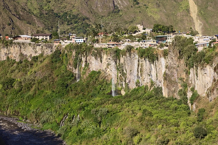 斯帕塔扎河和厄瓜多尔小城镇巴诺斯悬崖边一些瀑布下沉通古拉瓦屋崎岖背景图片
