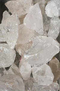 宝贵的半透明原油作为天然矿物岩标本的晶石宝钻图片