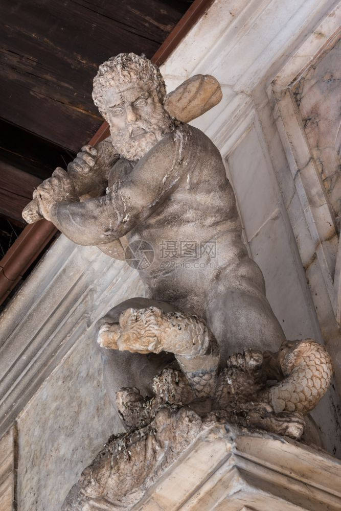 贡多拉游客城市在意大利威尼斯DogersquosPalace的金塔入口处杀死海德拉的大力士雕像图片