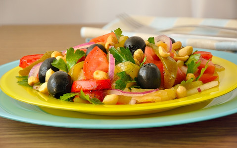 番茄花生橄榄洋葱和绿色的烤辣椒沙拉装饰风格饮食香菜图片