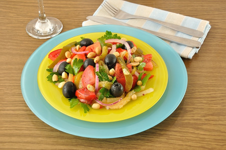 自助餐平衡蔬菜番茄花生橄榄洋葱和绿色的烤辣椒沙拉图片
