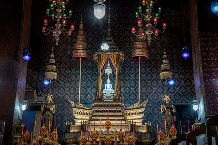 寺庙泰国曼谷2019年月7日在泰普蒂达拉姆大殿教堂内一座美丽的佛像铜雕塑位于特普蒂达拉姆大堂佛教古老的背景图片