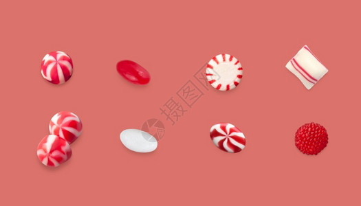 甜宠剧里嗑糖形象的各种红色白圣诞糖果假期放设计图片