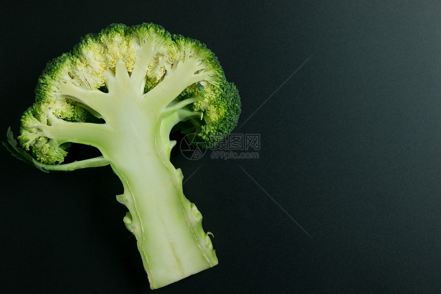 夏天蔬菜沙拉黑色背景最上视图的新鲜花椰菜图片