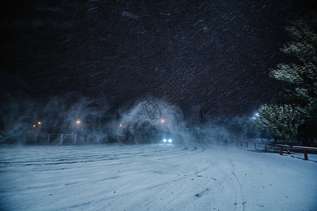 风暴美丽的冬季停车雪暴和冰冻的清商业图片