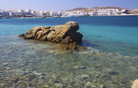 米科诺斯希腊Mykonos镇海底的岩石和绿松地中海图片