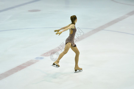 冰体育场上女子滑溜冰鞋寒冷的健康积极图片