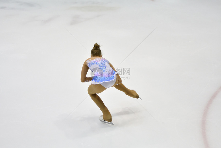 优胜者吸引人的锻炼冰体育场上女子滑溜冰鞋图片
