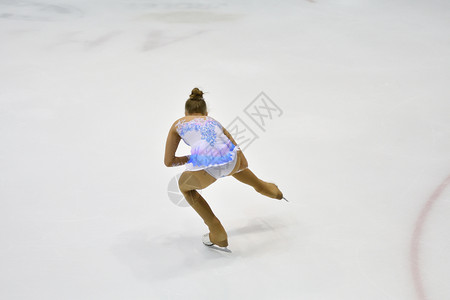 优胜者吸引人的锻炼冰体育场上女子滑溜冰鞋图片