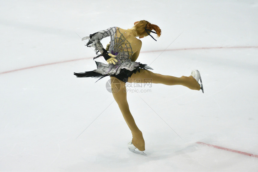 冰体育场上女子滑溜冰鞋运动娱乐美丽的图片