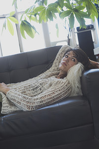 一位年轻女人的肖像睡在伊莎贝拉安东内利沙发上公寓松弛美丽图片