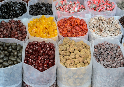 泰国唐人城市场上出售的各种干果供销售品李子街道各种样的图片