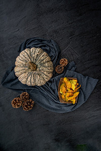 筹码甜点黑石纹理上自制的香脆南瓜芯片和美味极了的平板布料饮食图片
