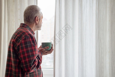 喝茶的老人图片
