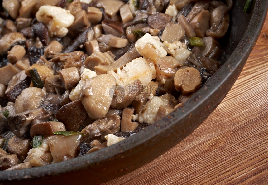 美味的开胃菜准备好在一个农村场上煎锅的美味炸炒蘑菇图片