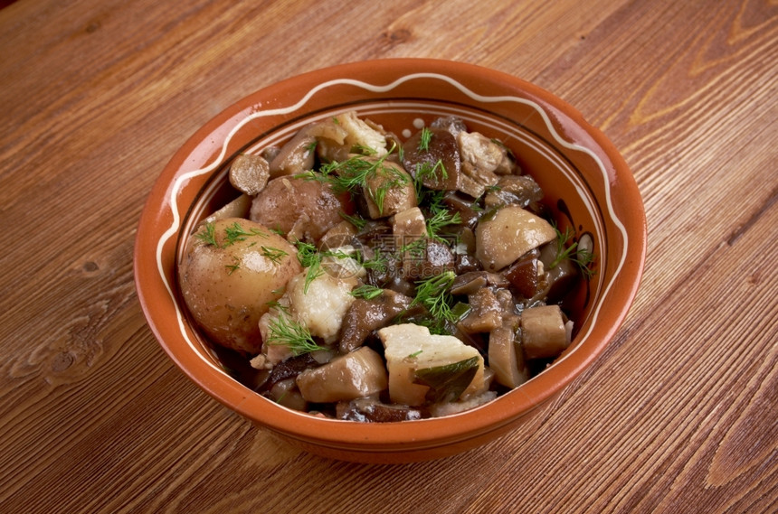 木制的熏肉平底锅农村配有培根和土豆食品的炒蘑菇图片