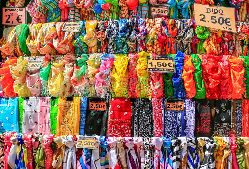 卡达在马德拉市集场上挂售的多彩条围巾女面料图片