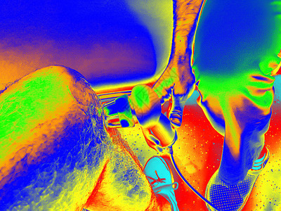 物理冷榨测试物理治疗师的热图像正在使用超声波疗法头传感器对膝盖受伤进行超声波治疗热成像医的背景