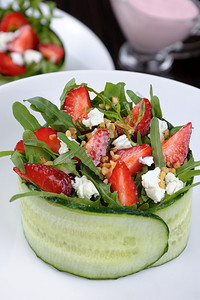 草莓沙拉中含有黄瓜和红的草莓沙拉部分爽朗浆果午餐图片